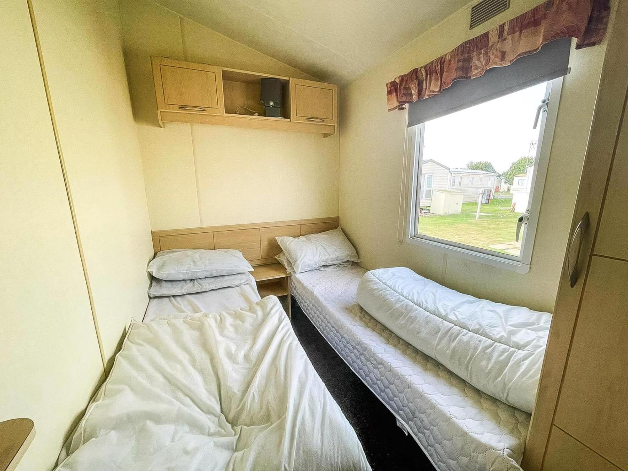 Caravan For Hire At St Osyth Beach Holiday Park In Essex Ref 28107Y Clacton-on-Sea Exterior foto